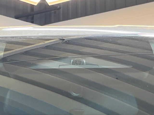 【ホンダセンシング】走行中に前方の車両等を認識し、衝突しそうな時は警報とブレーキで衝突回避と被害軽減をアシスト。より安全にドライブをお楽しみいただけます。