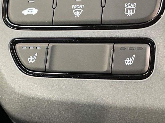 【シートヒーター】寒い日に重宝するシートヒーター！エアコンより早く温まってくれるので寒がりの人も安心ですね♪エアコンの温風は乾燥するから苦手、という方にもをおすすめです。
