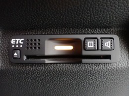 デザインスッキリのビルトイン『ETC』！高速道路の特典はもちろん、キャッシュレスなので料金所では徐行するだけで通過可能です！