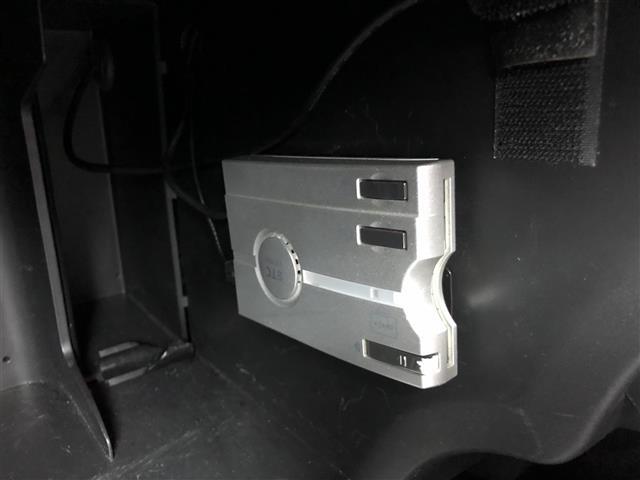 【ETC】有料道路を利用する際に料金所で停止することなく通過できる、ETC車載器（ノンストップ自動料金収受システム機器）が装備されています。セットアップを行うことで利用可能になります。