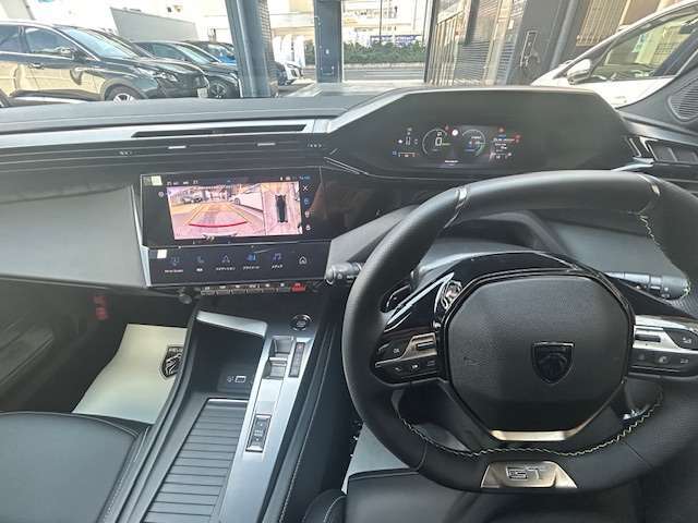 プジョーの特徴でもある小径ハンドル。女性の方でも運転しやすいです