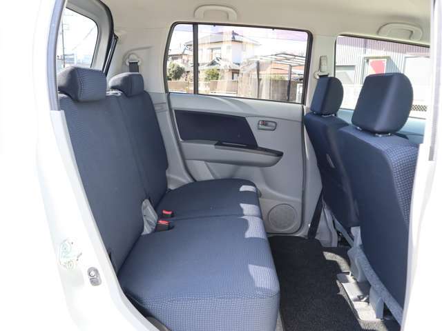【後席シート】・・・後席シートも綺麗です！ 広々ゆったりお乗り頂けます♪ ご安心してお乗り頂く為に綺麗にクリーニングしております！ 是非一度お車をご覧になってみて下さい♪ ご来店をお待ちしております！