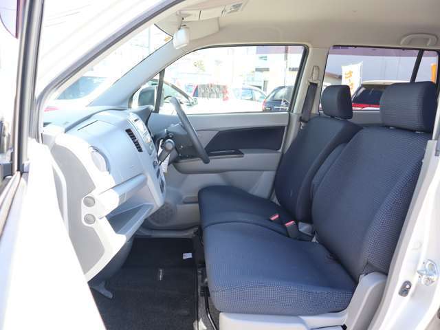 【助手席シート】・・・助手席も非常に綺麗です★ もちろんですが大きな傷や使用感も御座いません♪ ご安心してお乗り頂く為に綺麗にクリーニングしております！ 是非一度お車をご覧になってみて下さい♪