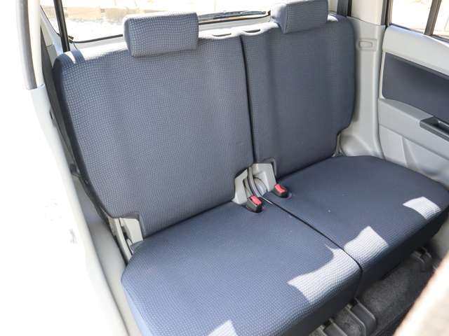 【後席シート】・・・後席シートの座面や背もたれも綺麗な状態です★ まずは実際にお車をご覧になってみて下さい！ きっと気に入って頂けます♪ どうぞお気軽にお問い合わせ下さい！