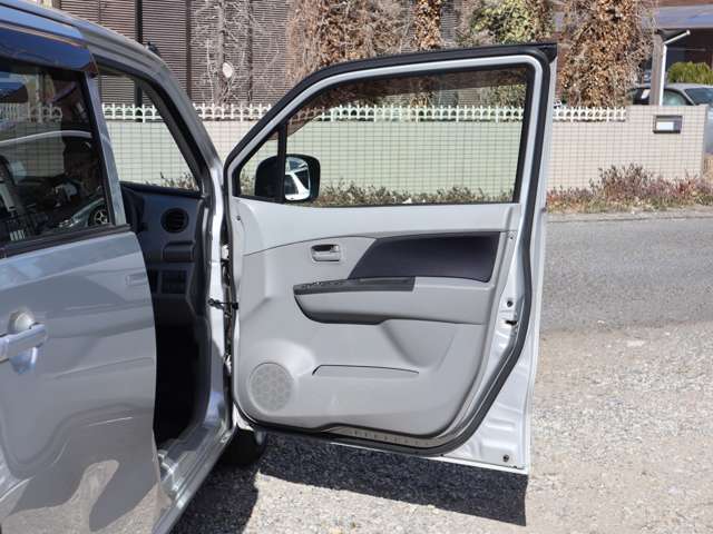 【運転席ドア】・・・ドアの内側も非常に綺麗です★ 大きな傷などもなくとっても綺麗です♪ どうぞお気軽にご来店下さい！ スタッフ不在の場合も御座いますのでご来店の際は事前にお電話を頂けますと安心です！