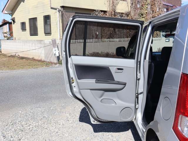 【後席ドア】・・・後席ドアの内側も非常に綺麗です★ 大きな傷などもなくとっても綺麗です♪ どうぞお気軽にご来店下さい！ スタッフ不在の場合も御座いますのでご来店の際は事前にお電話を頂けますと安心です！