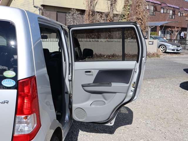 【後席ドア】・・・後席ドアの内側も非常に綺麗です★ 大きな傷などもなくとっても綺麗です♪ どうぞお気軽にご来店下さい！ スタッフ不在の場合も御座いますのでご来店の際は事前にお電話を頂けますと安心です！