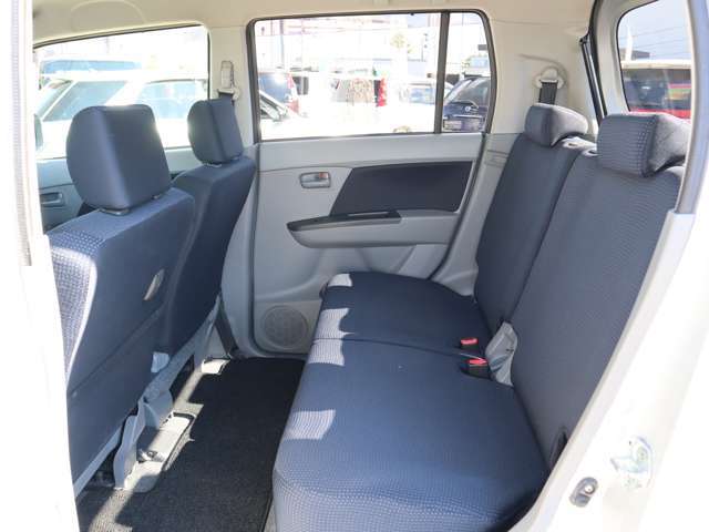 【後席シート】・・・後席シートも綺麗です！ 広々ゆったりお乗り頂けます♪ ご安心してお乗り頂く為に綺麗にクリーニングしております！ 是非一度お車をご覧になってみて下さい♪ ご来店をお待ちしております！