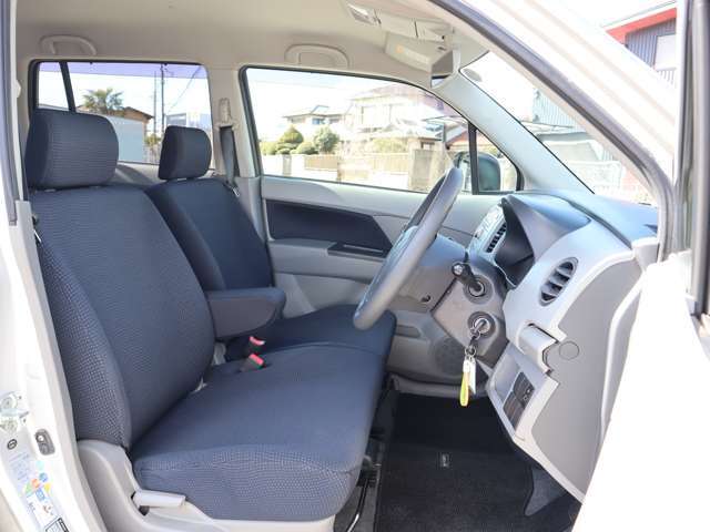 【運転席シート】・・・一番多く乗り降りするシートですが大きな擦れや切れもなく非常に綺麗な状態です★ ご安心してお乗り頂く為に綺麗にクリーニングしております！ 是非一度お車をご覧になってみて下さい♪