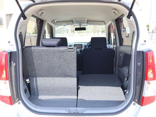 【シート分割収納】・・・リアシートは分割タイプですので多彩なシートアレンジが可能です★ 後席に乗車したまま大きな荷物も楽々OKです！ まずはお気軽に在庫確認をお願いします♪