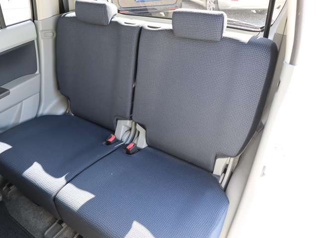 【後席シート】・・・後席シートの座面や背もたれも綺麗な状態です★ まずは実際にお車をご覧になってみて下さい！ きっと気に入って頂けます♪ どうぞお気軽にお問い合わせ下さい！