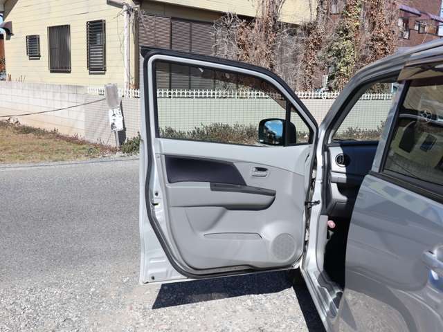 【助手席ドア】・・・ドアの内側も非常に綺麗です★ 大きな傷などもなくとっても綺麗です♪ どうぞお気軽にご来店下さい！ スタッフ不在の場合も御座いますのでご来店の際は事前にお電話を頂けますと安心です！