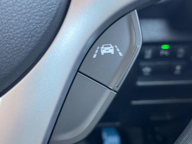 【車線逸脱抑制機能】高速道路走行時、車線からはみ出しそうな時にステアリングを制御し車線内を走行する様にアシスト。より安全な運転をサポートしてくれます！