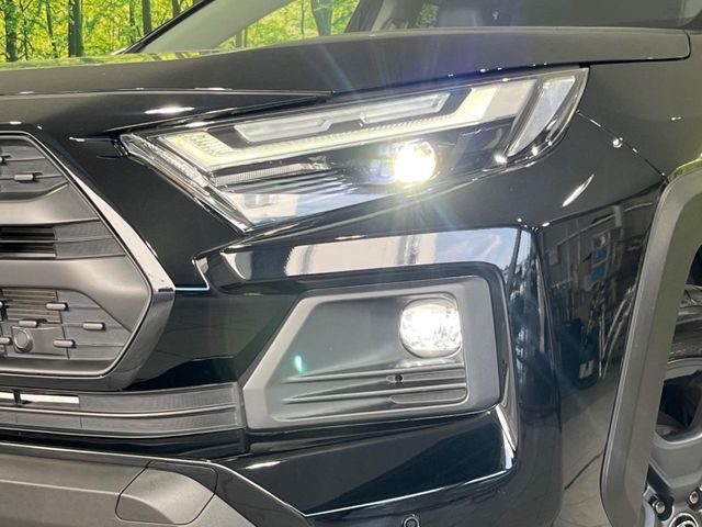 【LEDヘッドライト】悪天候や夜間走行時も良好な視界を確保し安心して運転できる高輝度LEDヘッドライトを装備！点灯速度が早く、消費電力も抑えられています。