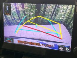 【バックカメラ】駐車時に後方がリアルタイム映像で確認できます。大型商業施設や立体駐車場での駐車時や、夜間のバック時に大活躍！運転スキルに関わらず、今や必須となった装備のひとつです！