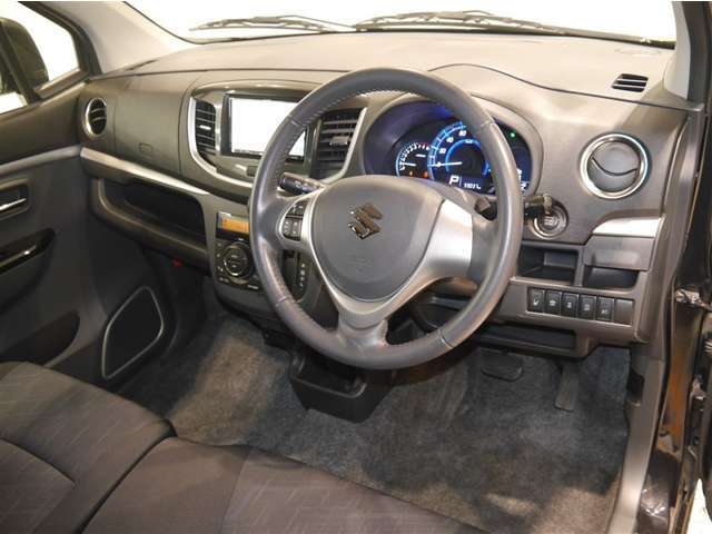 シンプルで使いやすいインパネ周り！　（※フロアマットありません）