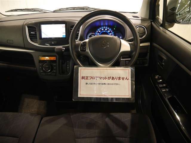 シンプルで使いやすいインパネ周り！　（※フロアマットありません）