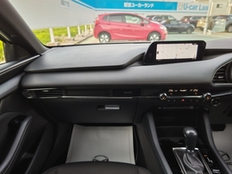 横方向にすっきりと広がるダッシュボードが運転席との造形的なつながりを表現し、助手席のパートナーへ心地よい開放感と安心感を演出しています。