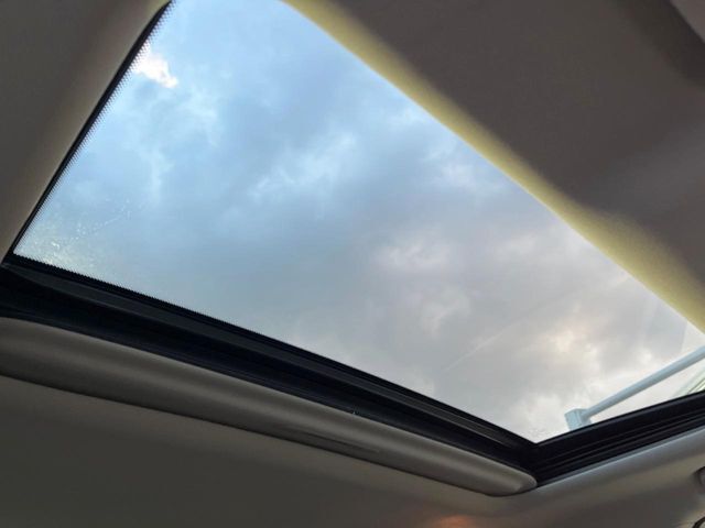 【サンルーフ】開放感たっぷりの希少装備、サンルーフが装着されています！車内に明かりを取り入れたり景色を楽しむ以外にも、車内の空気も簡単に換気できて快適です！