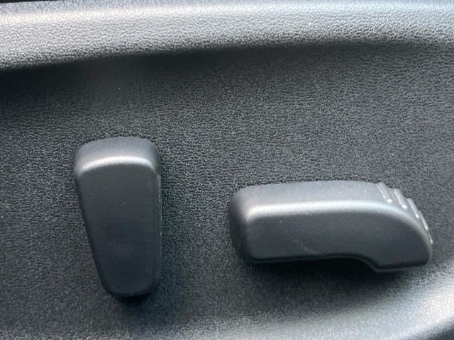 【パワーシート】スイッチ一つで簡単にシートの微調整が可能！電動だから力もいりません！快適なシートポジションにセットして、快適なドライブをお楽しみください。