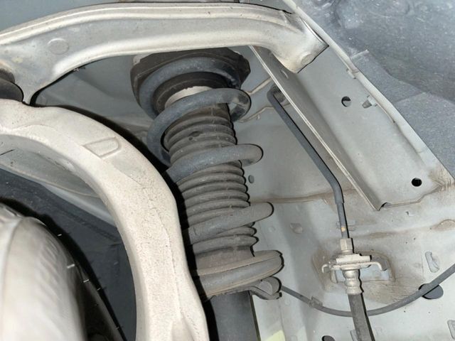 お車を安心してお乗りいただく為には、足回りの定期点検が欠かせません。サービスサポート（有償保証）では無料点検もご提供しており、安心のカーライフをお過ごしいただけるサポート体制が整っています。