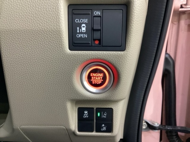 左側電動スライドドアは運転席から操作ができるよう、操作スイッチが付いています。Hondaセンシング用のVSA解除とレーンキープアシストシステムなどのメインスイッチも装備しています。