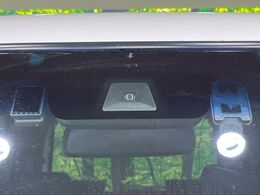 【ホンダセンシング】走行中に前方の車両等を認識し、衝突しそうな時は警報とブレーキで衝突回避と被害軽減をアシスト。より安全にドライブをお楽しみいただけます。