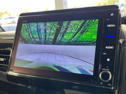 【バックカメラ】駐車時に後方がリアルタイム映像で確認できます。大型商業施設や立体駐車場での駐車時や、夜間のバック時に大活躍！運転スキルに関わらず、今や必須となった装備のひとつです！