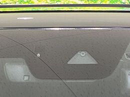 【スマートブレーキサポート】走行中に前方の車両等を認識し、衝突しそうな時は警報とブレーキで衝突回避と被害軽減をアシスト。より安全にドライブをお楽しみいただけます。