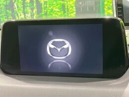 【8インチマツダコネクト】車内の雰囲気にマッチした大型のディスプレイ。スマホ接続でのナビ使用やBluetooth再生等、様々な機能が楽しめます。直感的なダイヤル操作が可能で、使い勝手も良好です。