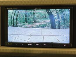 【バックカメラ】駐車時に後方がリアルタイム映像で確認できます。大型商業施設や立体駐車場での駐車時や、夜間のバック時に大活躍！運転スキルに関わらず、今や必須となった装備のひとつです！