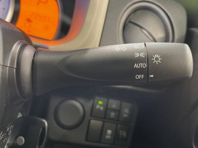 【オートライト】周りの明るさに応じて自動でヘッドライトの点灯・消灯ができる機能です！ライトの付け忘れ・消し忘れなどが無くなり、雨の日や夕方の走行も安心！トンネル通過時も便利ですね♪