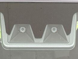 【スマートアシスト】走行中に前方の車両等を認識し、衝突しそうな時は警報とブレーキで衝突回避と被害軽減をアシスト。より安全にドライブをお楽しみいただけます。