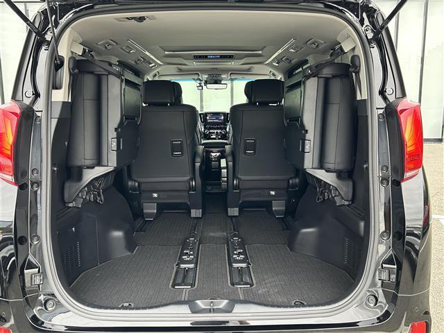 【シートアレンジ】乗車人数、荷物によってシートアレンジは自由自在です！軽い力でシートを動かせます。開口部は低く、重い荷物もラクに積み下ろしできます。