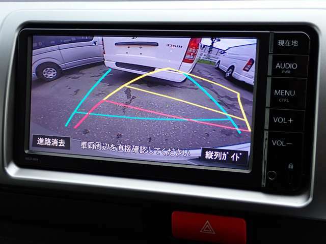 後方の安全確認や駐停車などに便利な純正カラーバックガイドモニターが装備されています。