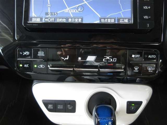 電動コンプレッサー採用で、エンジン停止時にも冷房状態をしっかり維持するオートエアコンです。