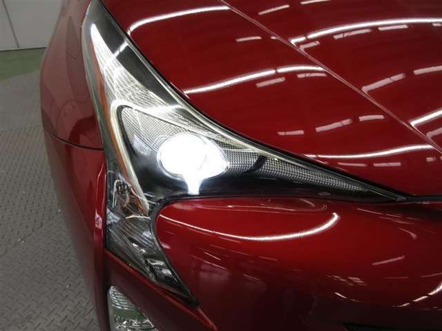 1灯の光源でハイ・ローを切り替えられるBi-Beam LEDランプ。通常ランプの2倍以上明るく約10年のロングライフです。