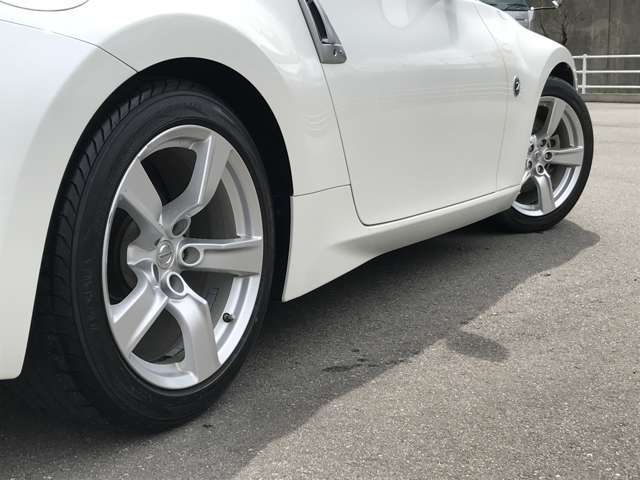 純正18インチアルミホイール装着