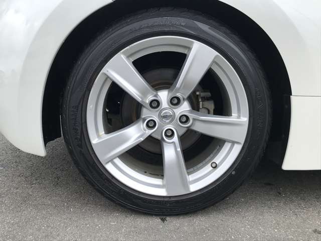 純正18インチアルミホイール装着