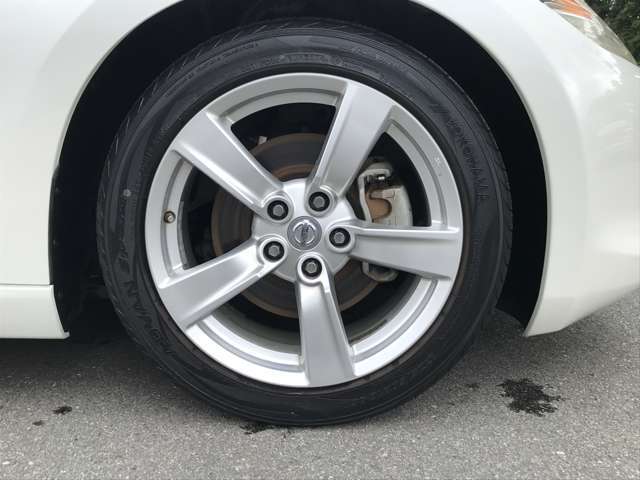 純正18インチアルミホイール装着