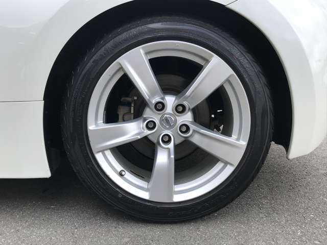 純正18インチアルミホイール装着