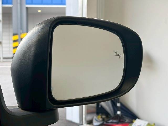 【ブラインドスポットモニター】車線変更時に後方から近づくお車をアラートしてくれます。