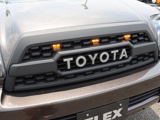タコマ風TOYOTAグリル装備！