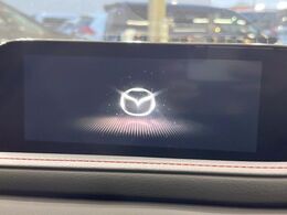 【8.8インチマツダコネクト】車内の雰囲気にマッチした大型のディスプレイ。スマホ接続でのナビ使用やBluetooth再生等、様々な機能が楽しめます。直感的なダイヤル操作が可能で、使い勝手も良好です。