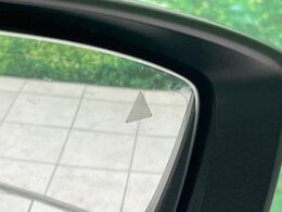 【ブラインドスポットモニタリング】走行中、ドアミラーの死角になりやすい箇所に後続車が接近するとサイドミラー付近に警告を表示、ドライバーに注意喚起をしてくれます。