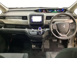 車内は光触媒抗菌消臭施工済です。インパネ周りはスタイリッシュなデザインで機能や装備も充実しています。グローブボックスやカップホルダーのほかにトレーなどたくさんの収納スペースが付いています。