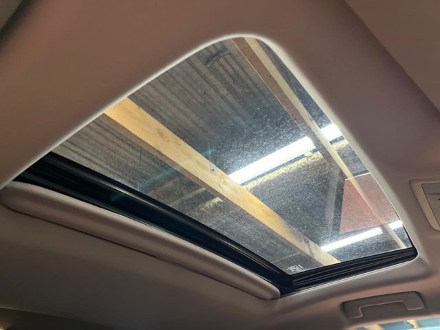 【サンルーフ】開放感たっぷりの希少装備、サンルーフが装着されています！車内に明かりを取り入れたり景色を楽しむ以外にも、車内の空気も簡単に換気できて快適です！