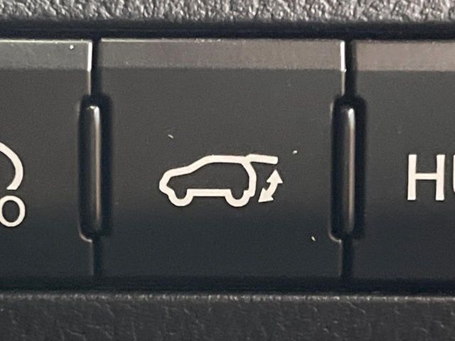 【パワーバックドア】スマートキーや運転席のボタンを押すだけでリアゲートが自動で開閉します！荷物を持っている時や、高い位置にあるバックドアを閉める際に便利な機能です♪