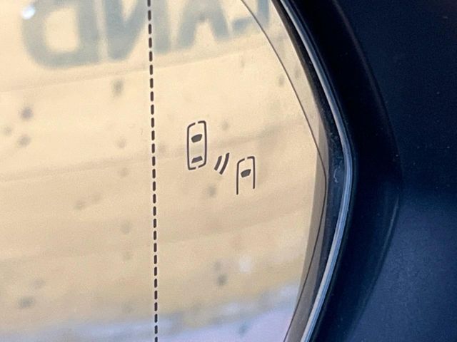 【ブラインドスポットモニター】走行中、ドアミラーの死角になりやすい箇所に後続車が接近するとサイドミラーのレンズに警告を表示！ドライバーに注意喚起をしてくれます。