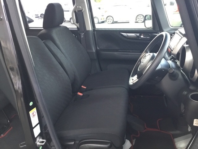 シート表皮は専用のクリーナーできれいにクリーニングしていて清潔です。